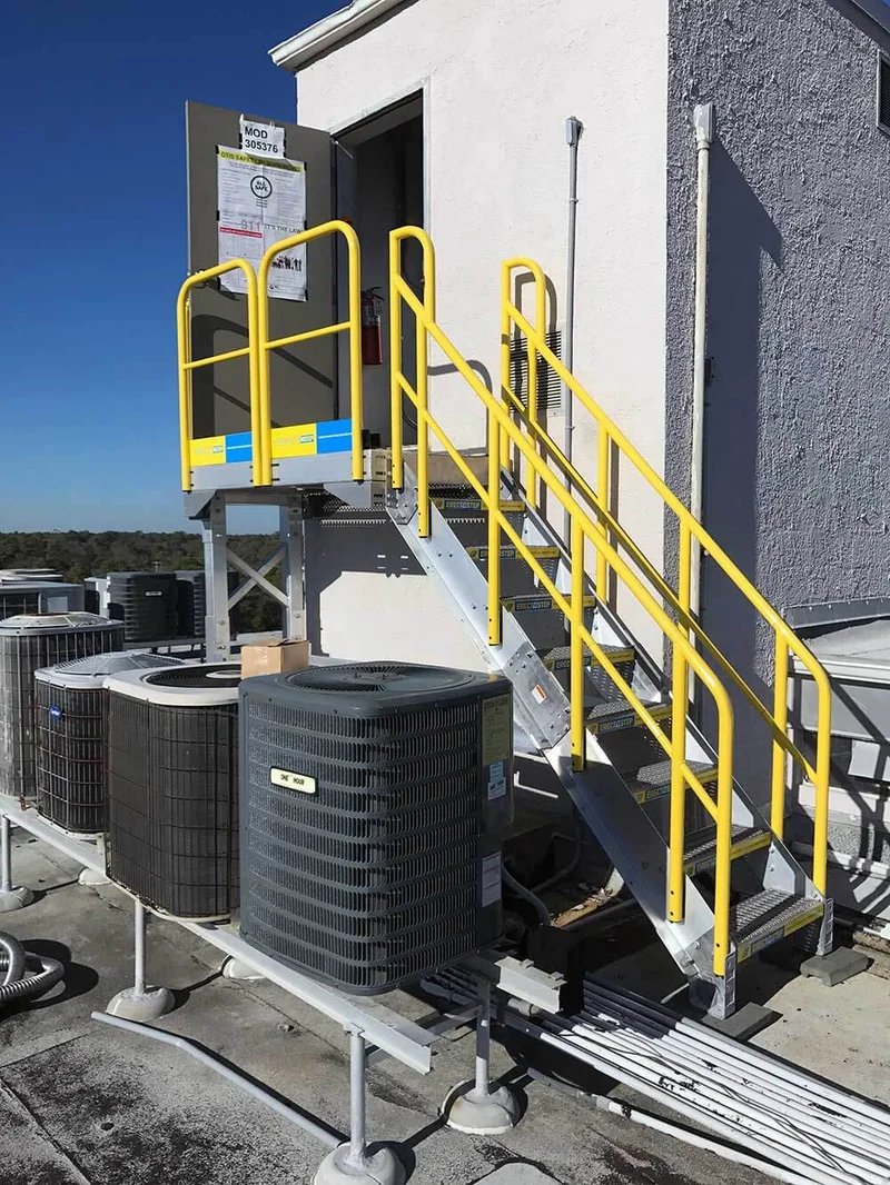 Escada com barras metálicas para impedir sentar