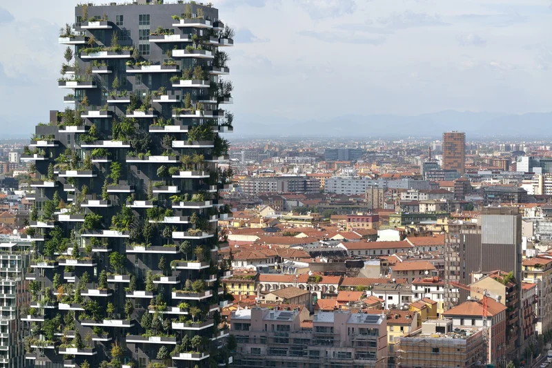 As torres do Bosco Verticale em Milão, com suas varandas repletas de árvores.
