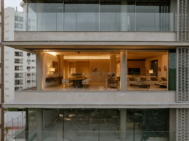 Exemplo de projeto de Arthur Casas com integração entre interior e exterior