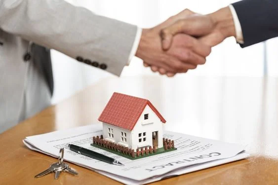 Close de um contrato de arquitetura sendo assinado, com o documento de briefing ao lado.