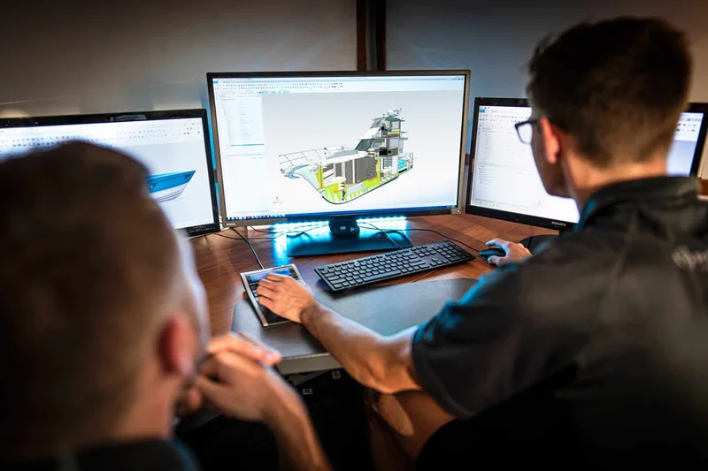 Engenheiro naval trabalhando em um modelo 3D de um navio em um computador