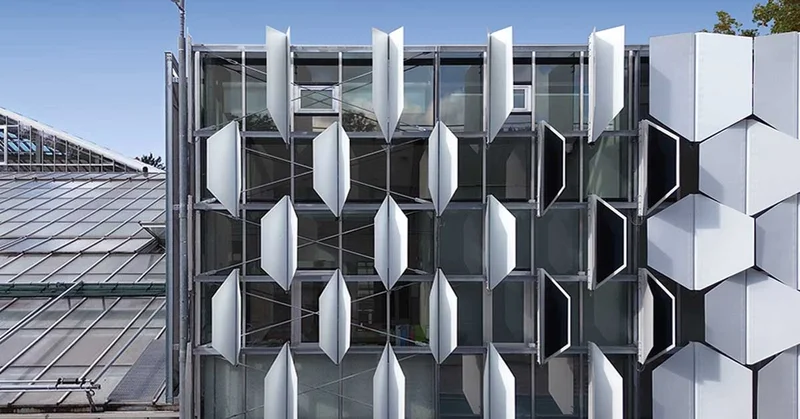 Exemplo de fachada inteligente em arquitetura High Tech sustentavel