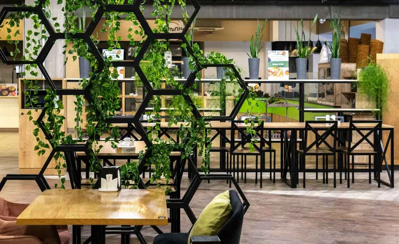 Interior de um espaço residencial com design hexagonal