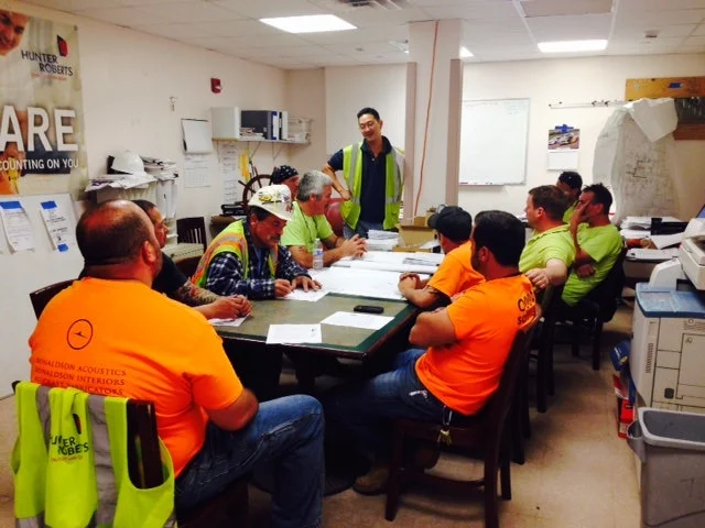 Equipe de trabalhadores em uma obra