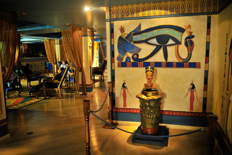 Interior da Sala Egípcia do Templo da Boa Vontade, com suas paredes decoradas com hieróglifos.