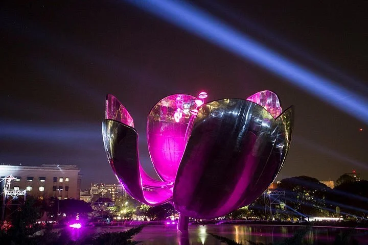 A Floralis Genérica à noite, com suas pétalas fechadas e iluminada.