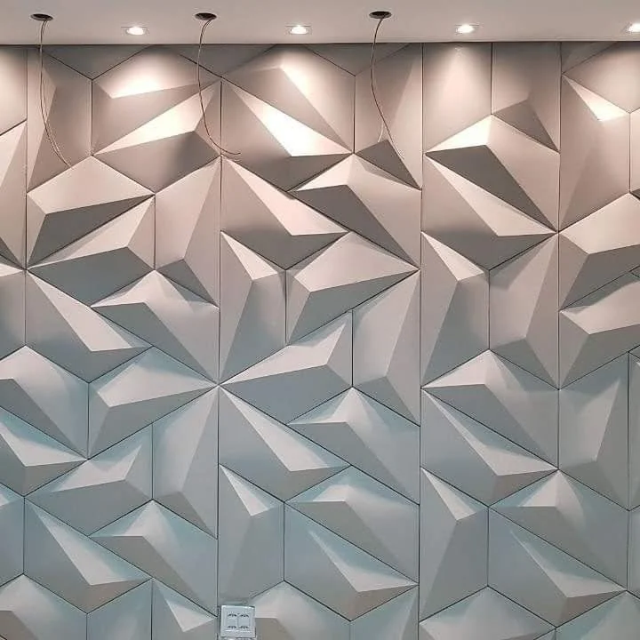 Parede de destaque em uma sala com revestimento de gesso 3D com um padrão de ondas.