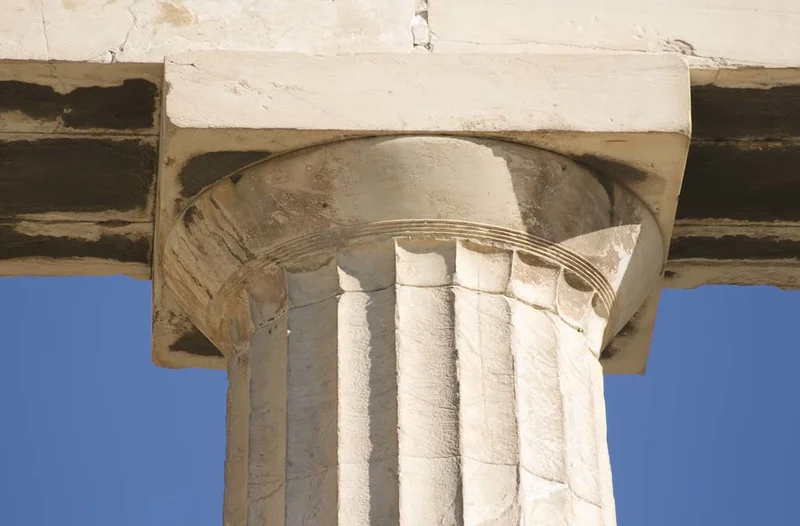 Detalhe de uma coluna dórica do Partenon, mostrando as flautas e o capitel