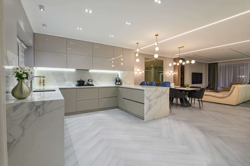 Cozinha moderna com piso vinílico em placa imitando cimento queimado.