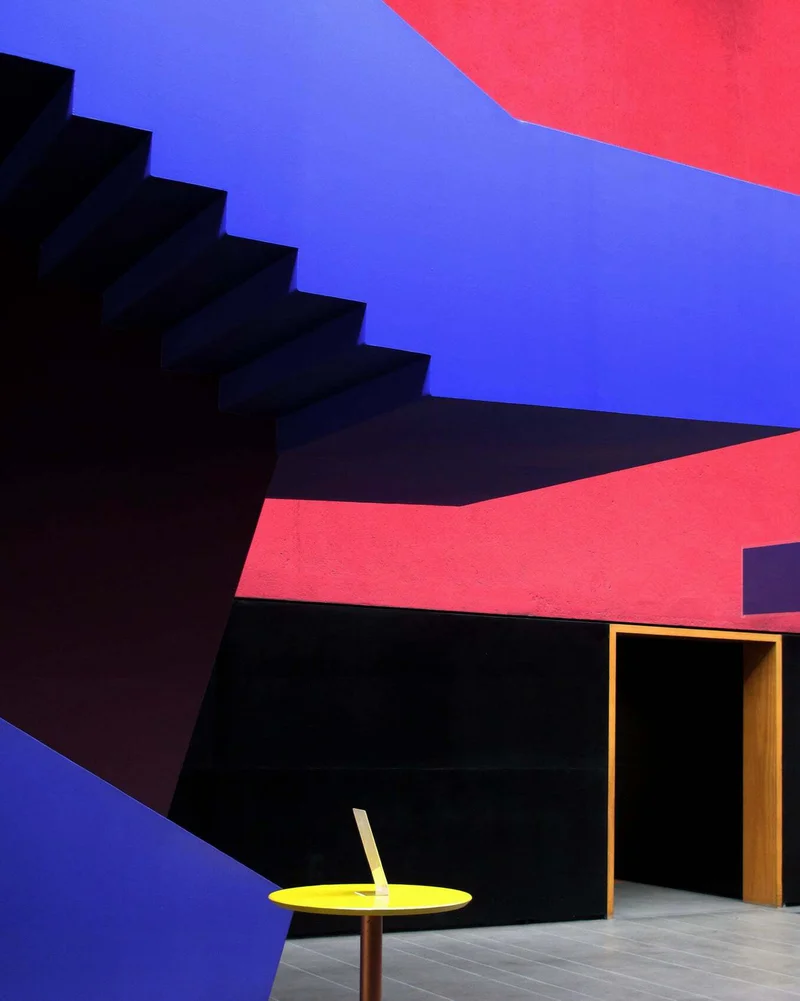 Detalhe de uma fachada colorida e curva projetada por Ruy Ohtake, mostrando o jogo de luz e sombra.