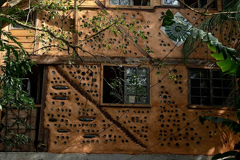 Amostras de materiais de construção sustentáveis, como bambu, cortiça e madeira certificada.